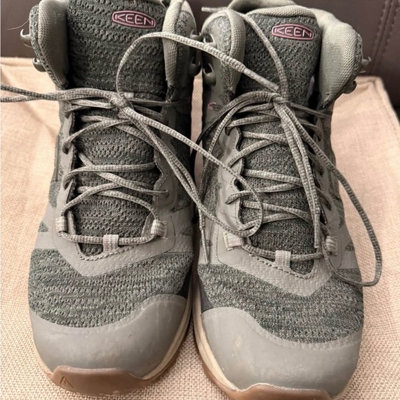 Keen Shoes - Keen Gray and Silver Hiking Shoes